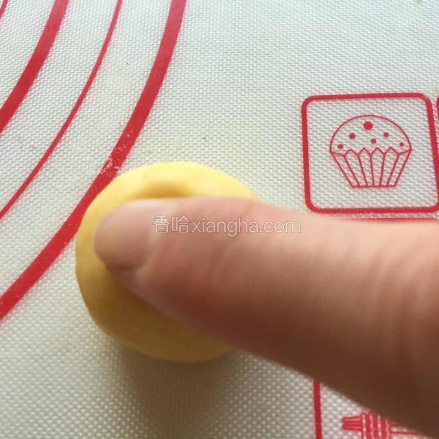 取一个小面团，用手指轻轻按压一下