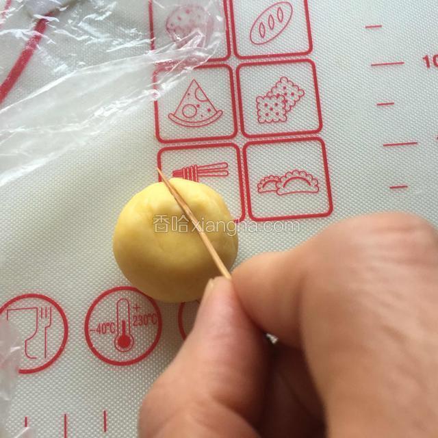 用牙签压出形状