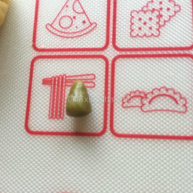 从抹茶面团上揪出来一点，做成南瓜的蒂