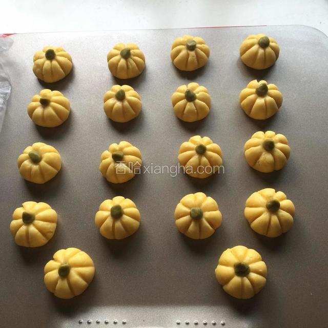 排在烤盘上，做一个就排一个