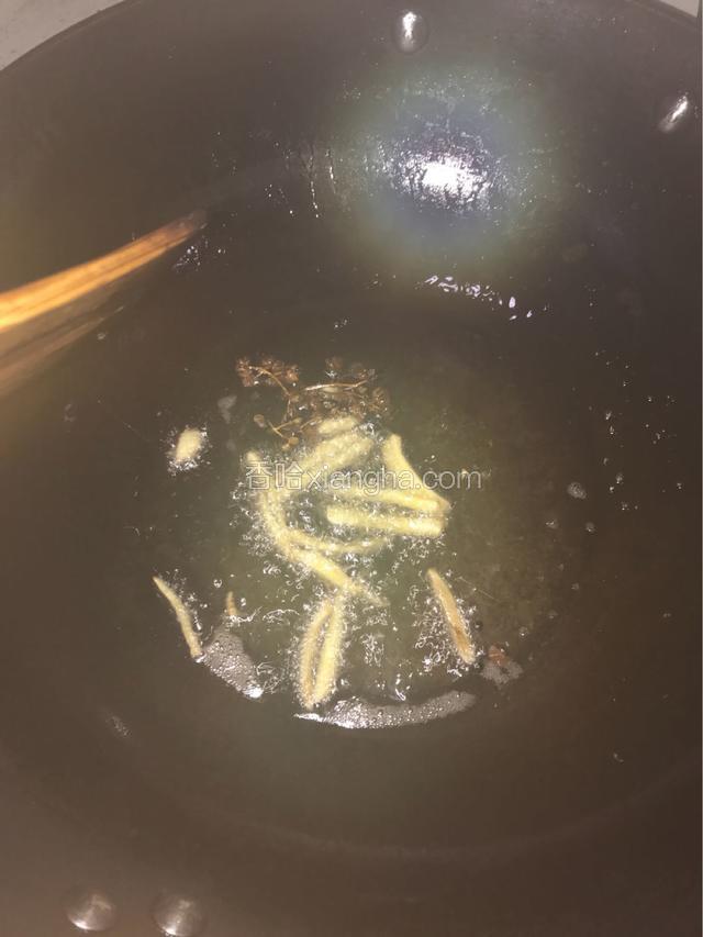 锅内倒少许油把姜和花椒爆香