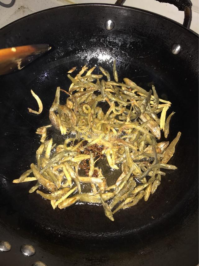 干鱼下锅炸至金黄，这样炒出来鱼是香脆的