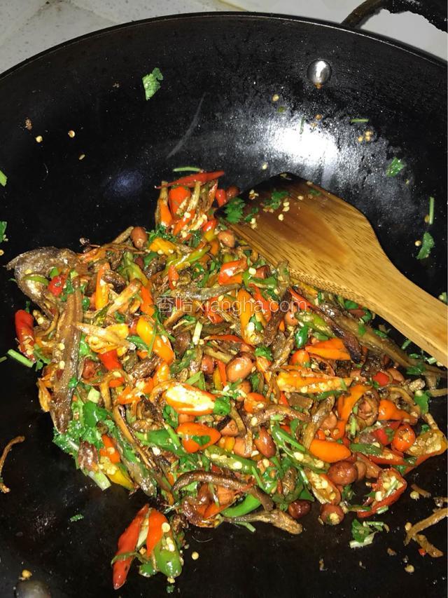 最后放香菜和花生米翻炒均匀撒入盐味精即可