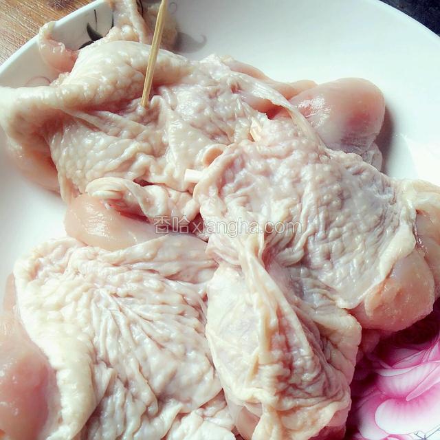 用牙签或叉子，在鸡皮面扎无数小孔，便与入味