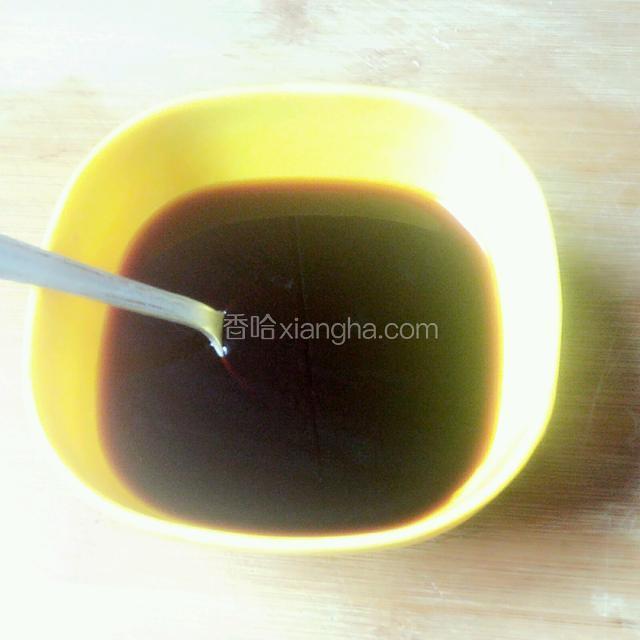 取一干净碗，把腌鸡腿剩下的生抽、蚝油、蜂蜜、糖各10克还有5克老抽和50克水倒在一起搅匀待用
