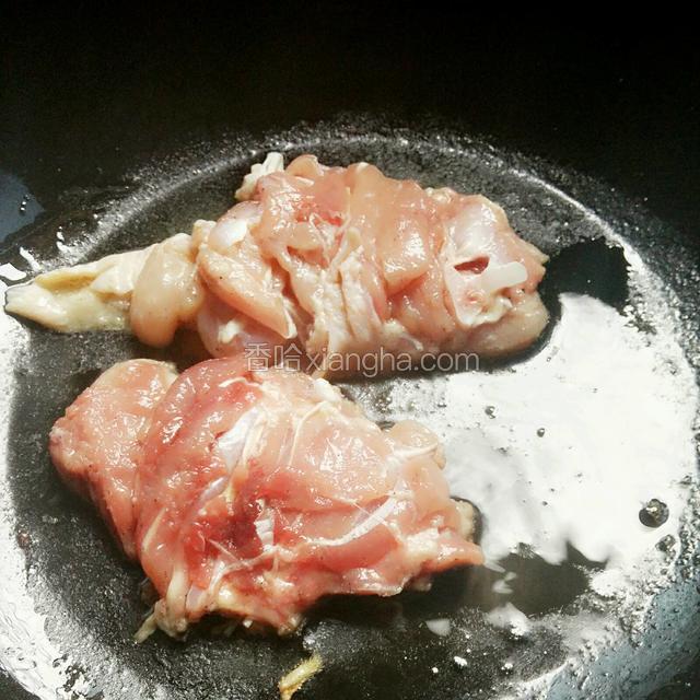 锅底加一些油，放入腌好的鸡腿肉（先煎带皮的面）中小火煎制