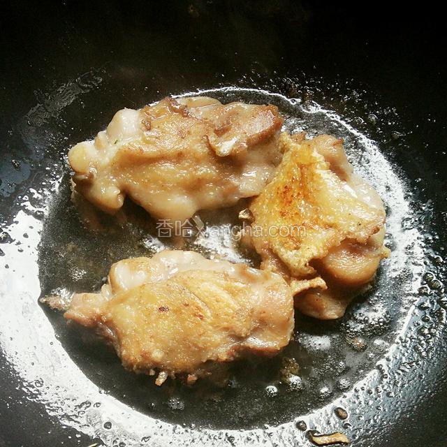 煎制成两面金黄的肉饼