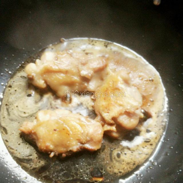 倒入调好的料汁烧煮