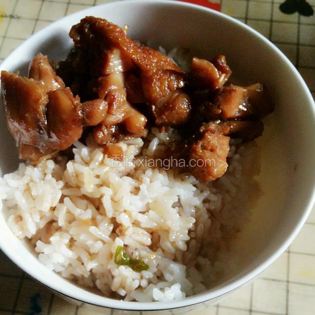 鸡肉切成小切，加点汤汁拌上大米饭，别提多美味了