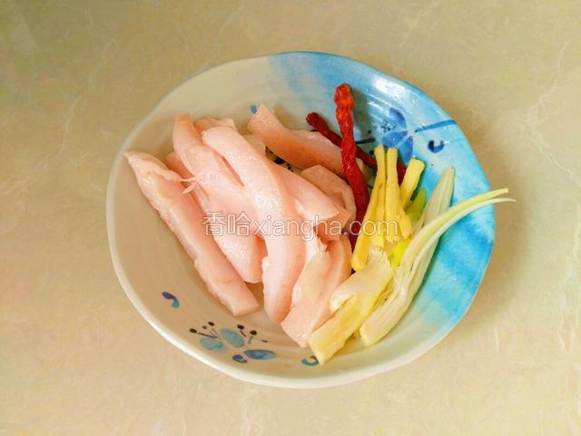 肥肉膘切长条，姜，葱切长条干辣椒洗净备用，