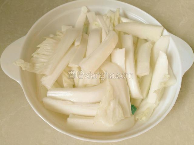取嫩白菜帮，切长条备用