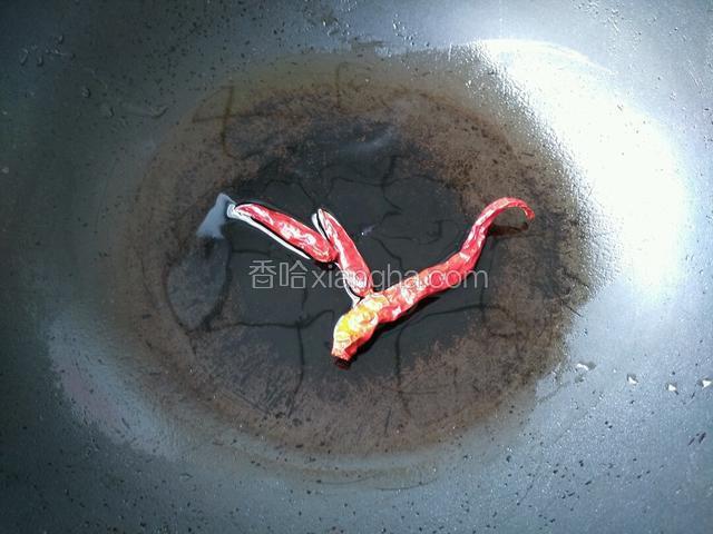 下干辣椒煸香，捞出辣椒。