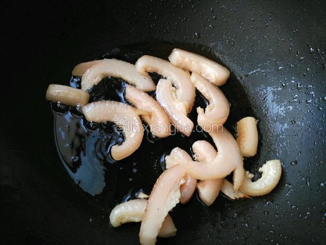 下入肥肉煸炒，
