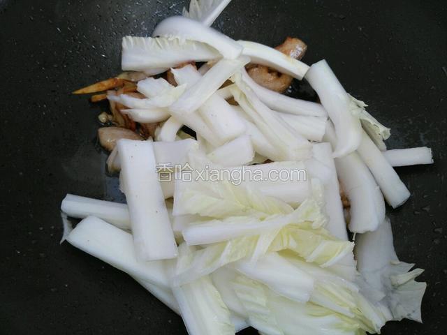 倒入白菜继续大火翻炒，