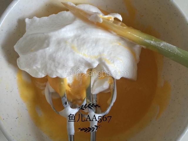 取1/3蛋白加入到蛋黄糊中用翻拌法拌匀。
