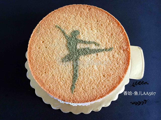用抹茶粉筛个跳舞的小人。