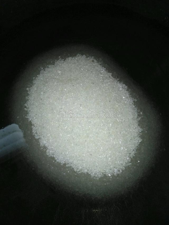 将白糖放入干净的锅里加水烧开溶化