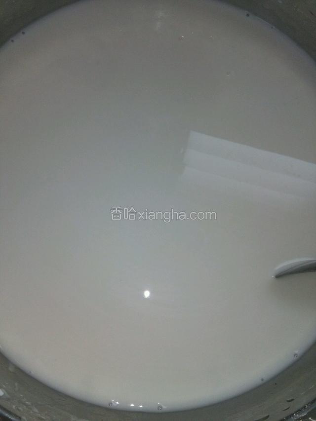 将溶化好的糖浆倒入搅拌好的粉浆中搅拌均匀