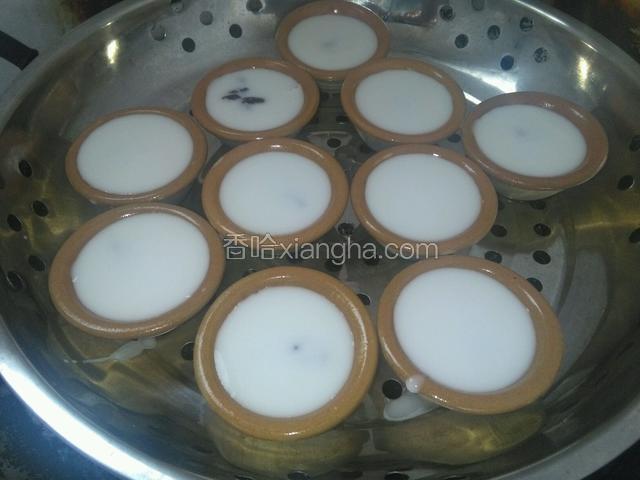 往小碗放入红豆馅、倒入粉浆，盖上锅盖蒸20分钟
