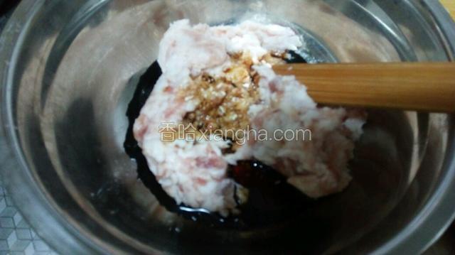 将肉中加入，酱油，香油，料酒，鸡精搅拌