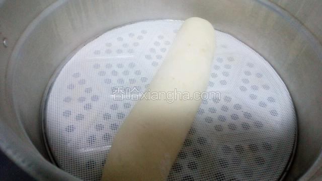 锅中做水水开后将懒龙放入锅中蒸25分钟