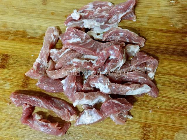 猪肉洗净后切成条指大小的条状