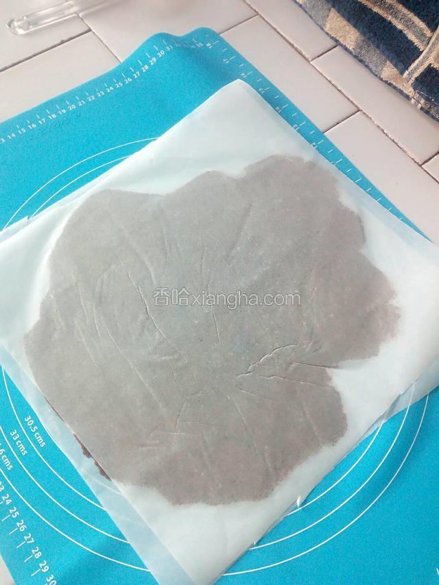 取出，放在两张防油纸之间擀压成2毫米厚度的薄片，放入冰箱冷冻，2小时或隔夜使用。
