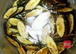 椒盐蚕蛹的做法图解9