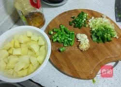 土豆烧土鸡的做法图解1