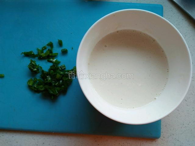 葱花备好，面粉加水，盐，胡椒粉和好，不能太稀，