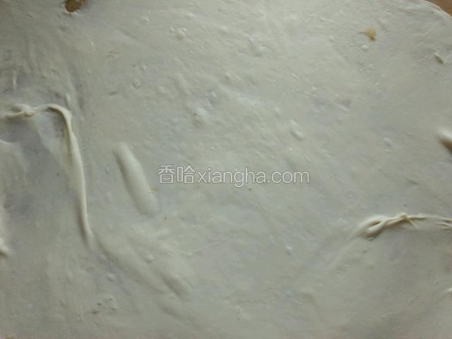 醒好的面团两面抹油，擀成面片，越薄越好