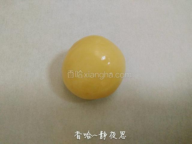 取适量用手搓成圆形，在手心再按扁成饼干即可（一个大约14克）