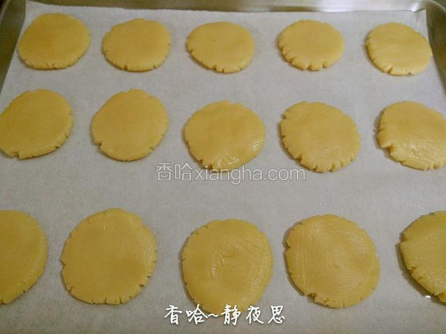 烤箱铺上吸油纸或锡纸，把按扁的饼干生坯摆放好，相互之间留出一点距离