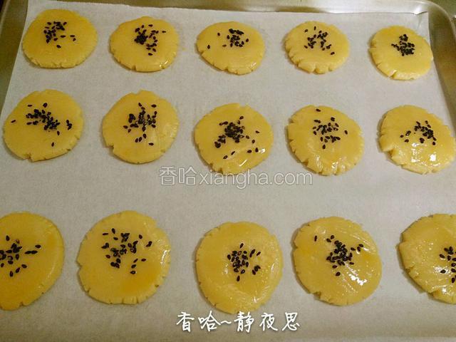 刷上鸡蛋液，再撒点黑芝麻即可