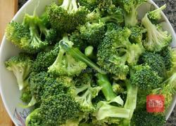 凉拌三色爽口西兰花的做法图解1