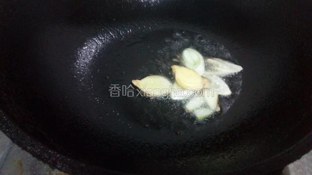 锅中做油放入葱姜煸香