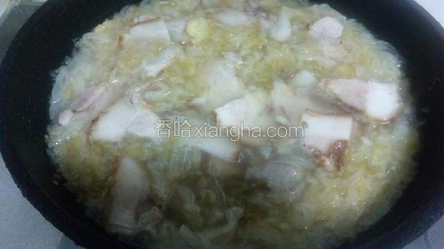 将猪肉放入大火炖煮，加入盐，鸡精，少许胡椒粉调味后即可关火