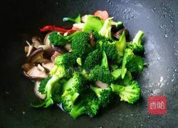 香菇炒西兰花的做法图解11