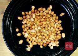 花生木耳炖鸡爪的做法图解1