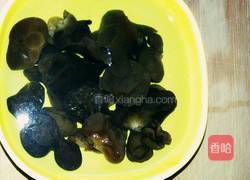 花生木耳炖鸡爪的做法图解2