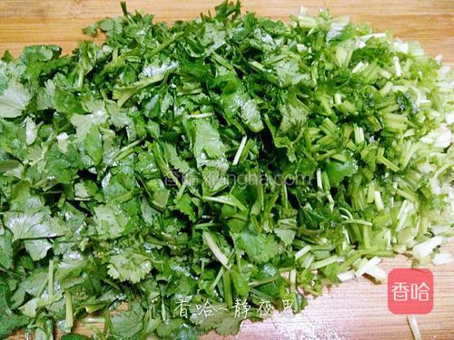 香菜切碎备用