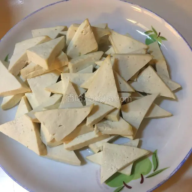 把豆腐洗净控水后，切成喜欢的形状