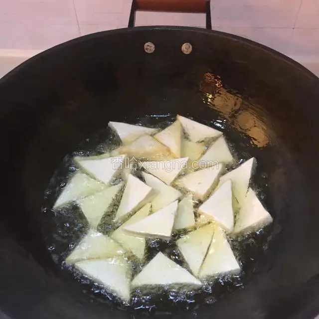 锅热后倒入适量食用油，油热后放入豆腐
