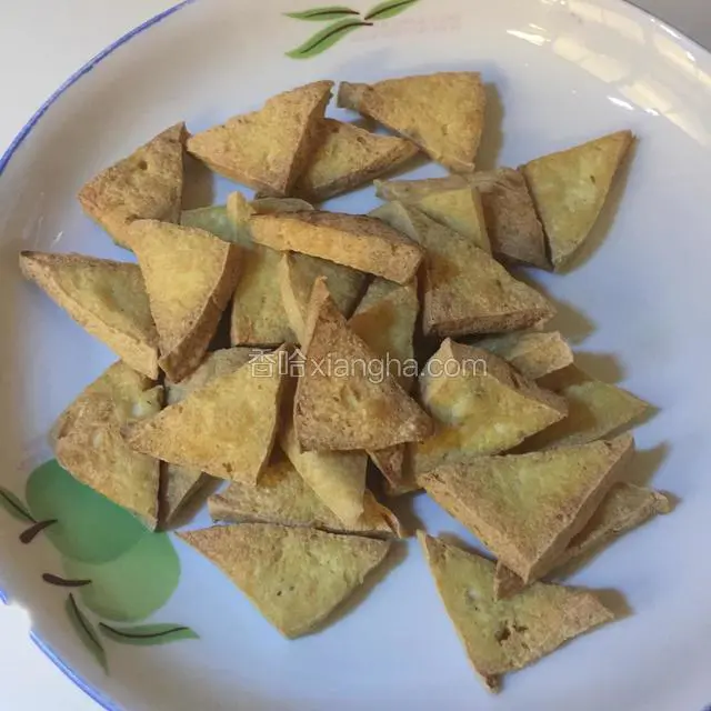中火炸至两面金黄色，有硬壳，捞出控油，一定要中火或中大火炸，这样不会吸入太多的油，
