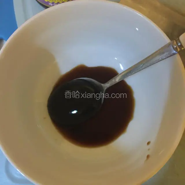 调汁：取一碗放入生抽和叉烧酱搅拌均匀