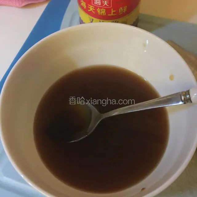 放入蜂蜜搅拌均匀，再放入盐和鸡精拌匀，然后倒入半碗凉白开搅匀
