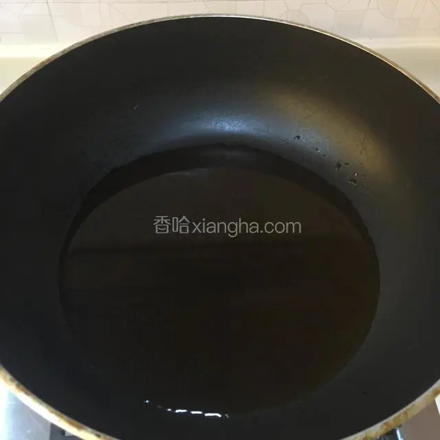 另取一锅，中火，倒入酱汁