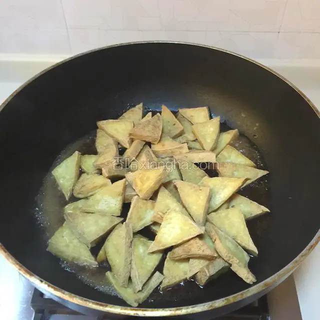放入炸好的豆腐，快速翻炒均匀，不要让豆腐变软