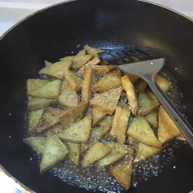 撒上白芝麻，大火收汁