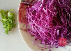 炝拌紫甘蓝的做法图解3